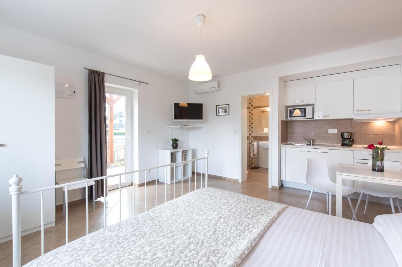 Apartmani Laura Krk Krk Town Extérieur photo