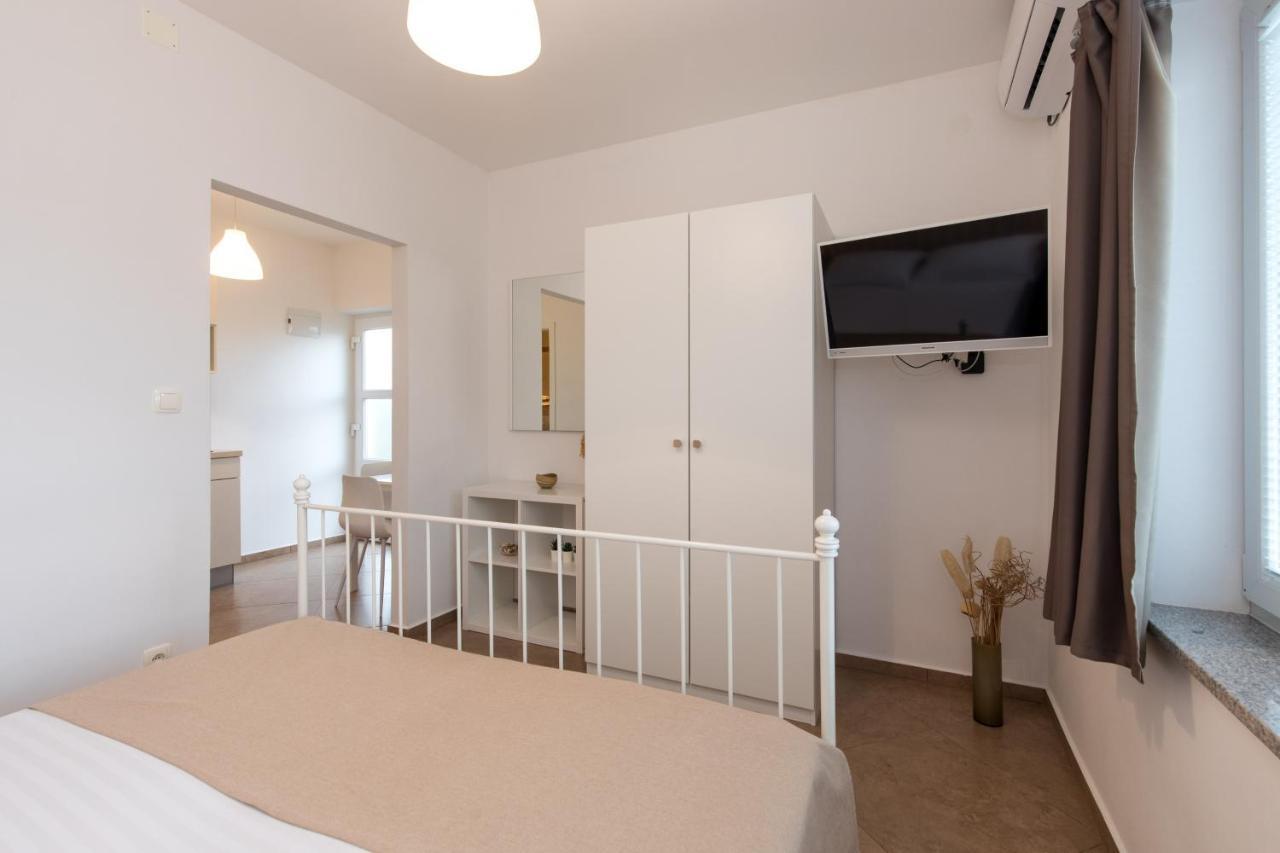 Apartmani Laura Krk Krk Town Extérieur photo